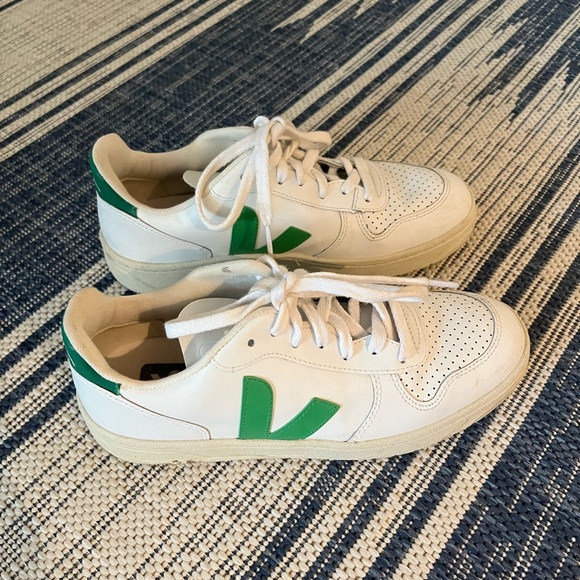 Veja V-10 Sneaker - Picture 2 of 4